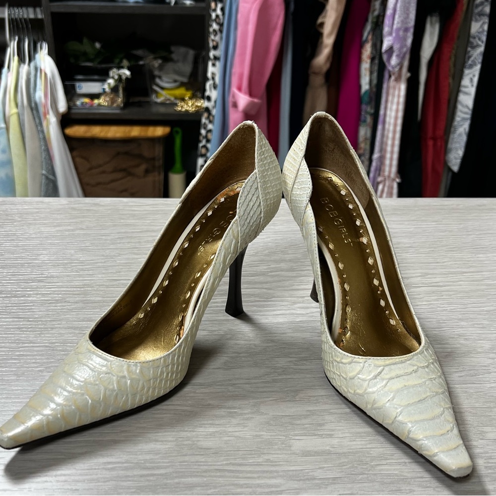 BCBG Ivory Snake Pumps Kitten Heels Shoes Animal Print Embossed Size 7